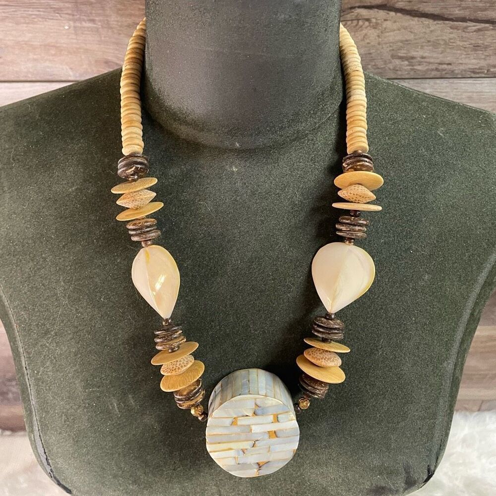 Heart Accent Shell Pendant Necklace in Cream and Brown - Picture 2 of 9